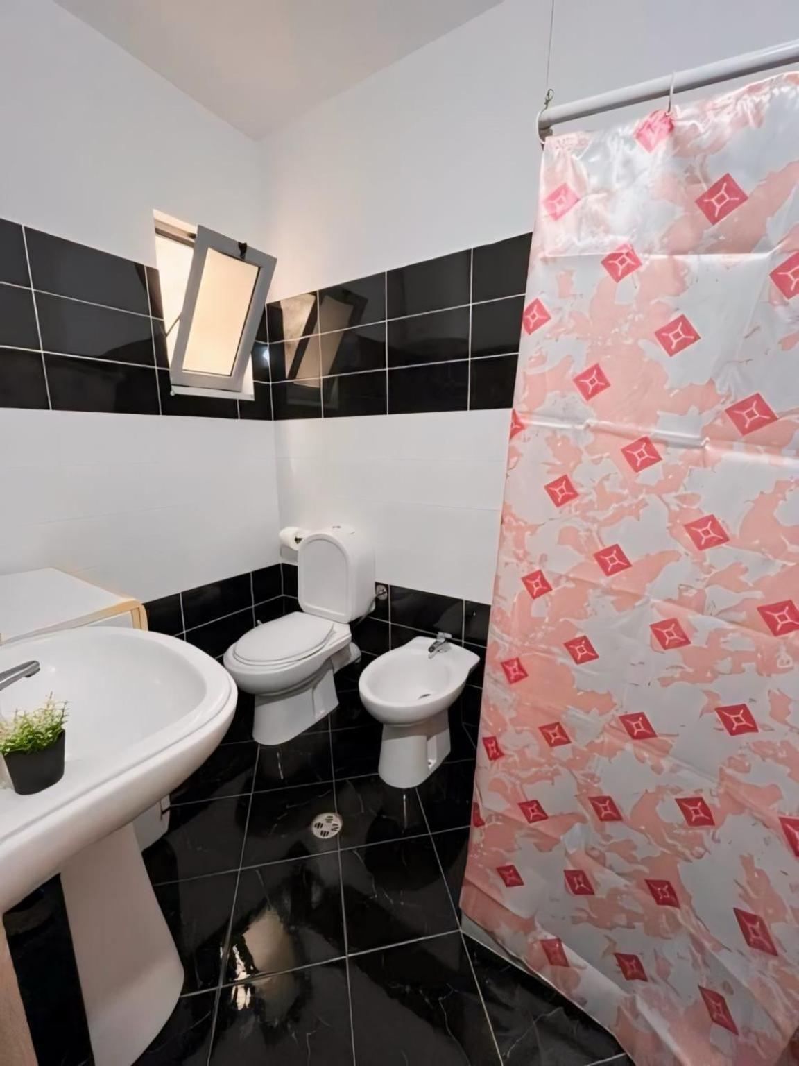 Gerald'S Central Apartments Vlore Ngoại thất bức ảnh